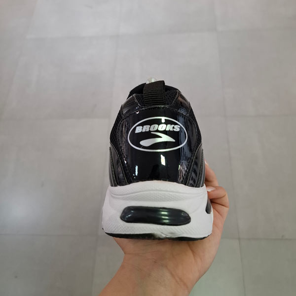 کتونی مردانه بروکس GTS مشکی نقره ای شایان - Image 3